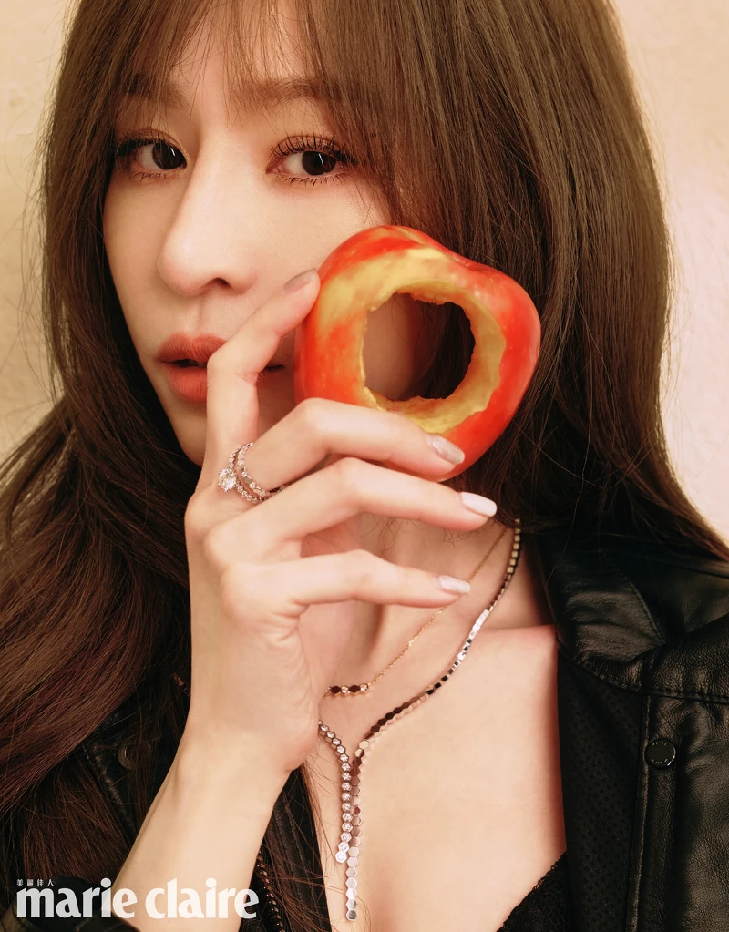 鏤空設計皮革黑夾克、蕾絲拼接細肩帶洋裝,both by Ralph Lauren;Bee My Love 18K白金項鍊、Bee My Love 18K玫瑰金吊墜、Bee Amy Love白金單鑽戒指、Bee Amy Love玫瑰金戒指,all by Chaumet。 鏤空設計皮革黑夾克、蕾絲拼接細肩帶洋裝,both by Ralph Lauren;Bee My Love 18K白金項鍊、Bee My Love 18K玫瑰金吊墜、Bee Amy Love白金單鑽戒指、Bee Amy Love玫瑰金戒指,all by Chaumet。