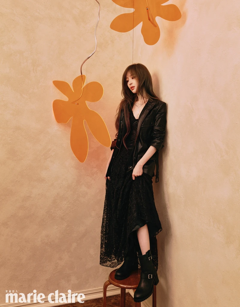 鏤空設計皮革黑夾克、蕾絲拼接細肩帶洋裝、黑色短靴,all by Ralph Lauren;Bee My Love 18K白金項鍊、Bee My Love 18K玫瑰金吊墜、Bee Amy Love 白金單鑽戒指、Bee Amy Love 玫瑰金戒指,all by Chaumet。 鏤空設計皮革黑夾克、蕾絲拼接細肩帶洋裝、黑色短靴,all by Ralph Lauren;Bee My Love 18K白金項鍊、Bee My Love 18K玫瑰金吊墜、Bee Amy Love 白金單鑽戒指、Bee Amy Love 玫瑰金戒指,all by Chaumet。