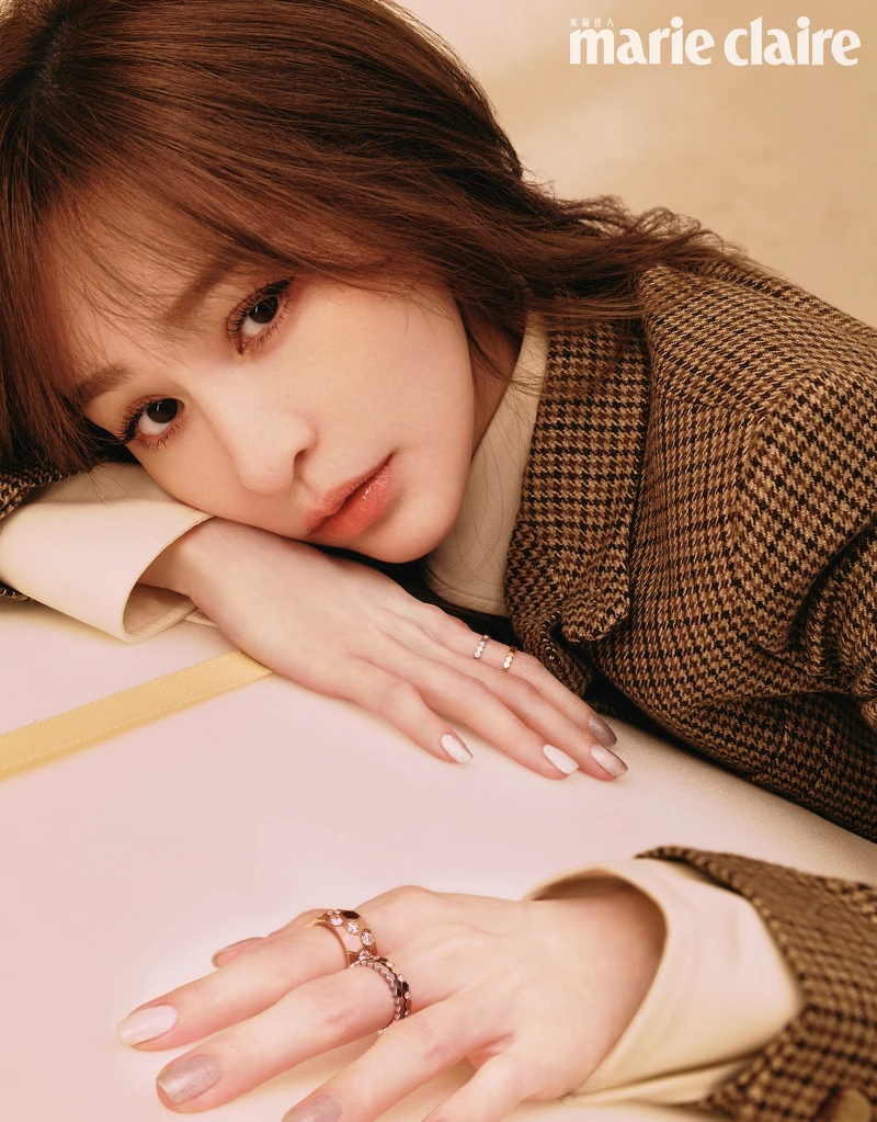 格紋卡其西裝外套、米色襯衫,both by Ralph Lauren;Bee My Love 18K玫瑰金寬版戒指、Bee My Love 18K玫瑰金戒指、Bee My Love 18K白金戒指,all by Chaumet。 格紋卡其西裝外套、米色襯衫,both by Ralph Lauren;Bee My Love 18K玫瑰金寬版戒指、Bee My Love 18K玫瑰金戒指、Bee My Love 18K白金戒指,all by Chaumet。