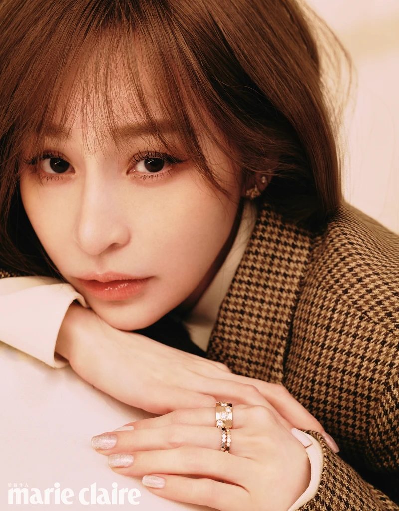 格紋卡其西裝外套、米色襯衫,all by Ralph Lauren;Bee My Love 18K黃金耳環、Bee My Love 18K玫瑰金寬版戒指、Bee My Love 18K玫瑰金戒指、Bee My Love 18K白金戒指,all by Chaumet。 格紋卡其西裝外套、米色襯衫,all by Ralph Lauren;Bee My Love 18K黃金耳環、Bee My Love 18K玫瑰金寬版戒指、Bee My Love 18K玫瑰金戒指、Bee My Love 18K白金戒指,all by Chaumet。