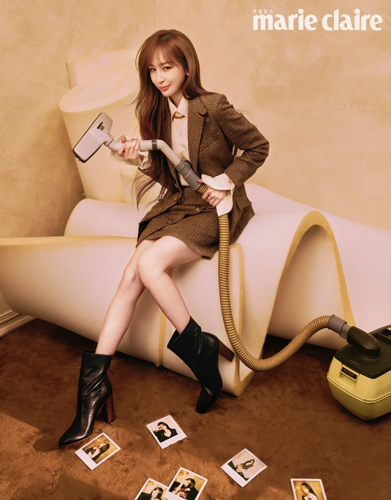 格紋卡其西裝外套、米色襯衫、格紋卡其短裙、皮革短靴,all by Ralph Lauren;Bee My Love 18K玫瑰金項鍊、Bee My Love 18K黃金耳環、Bee My Love 18K玫瑰金寬版戒指、Bee My Love 18K玫瑰金戒指、Bee My Love 18K白金戒指,all by Chaumet。 格紋卡其西裝外套、米色襯衫、格紋卡其短裙、皮革短靴,all by Ralph Lauren;Bee My Love 18K玫瑰金項鍊、Bee My Love 18K黃金耳環、Bee My Love 18K玫瑰金寬版戒指、Bee My Love 18K玫瑰金戒指、Bee My Love 18K白金戒指,all by Chaumet。