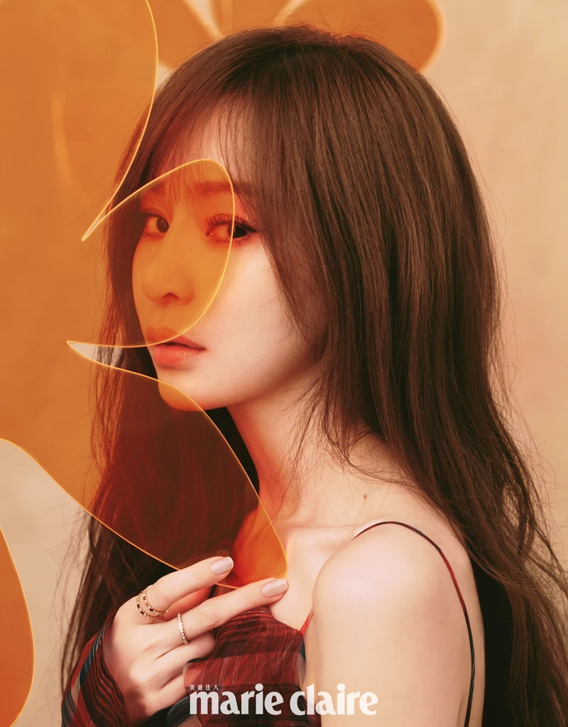 透視格紋襯衫、格紋洋裝,both by Ferragamo;Bee My Love 18K玫瑰金戒指、Bee My Love 18K玫瑰金戒指、Bee My Love 18K白金戒指,all by Chaumet。 透視格紋襯衫、格紋洋裝,both by Ferragamo;Bee My Love 18K玫瑰金戒指、Bee My Love 18K玫瑰金戒指、Bee My Love 18K白金戒指,all by Chaumet。