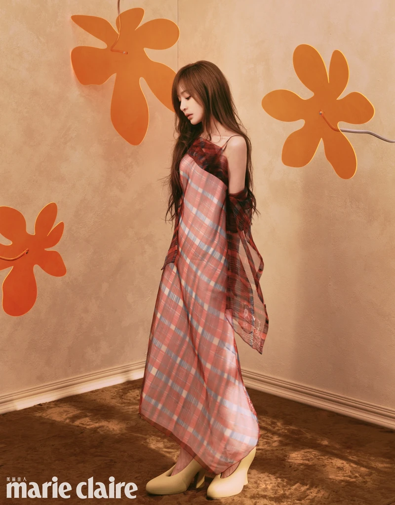 透視格紋襯衫、格紋洋裝,both by Ferragamo;皮革高跟鞋,Loewe。 透視格紋襯衫、格紋洋裝,both by Ferragamo;皮革高跟鞋,Loewe。