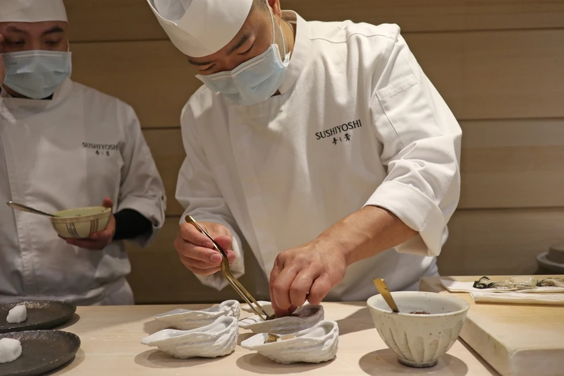 駐店主廚橋本和弘。