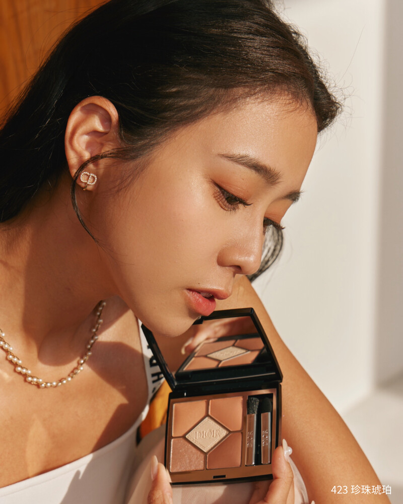 潮模唐葳示範DIOR五色眼影423珍珠琥珀 潮模唐葳示範DIOR五色眼影423珍珠琥珀