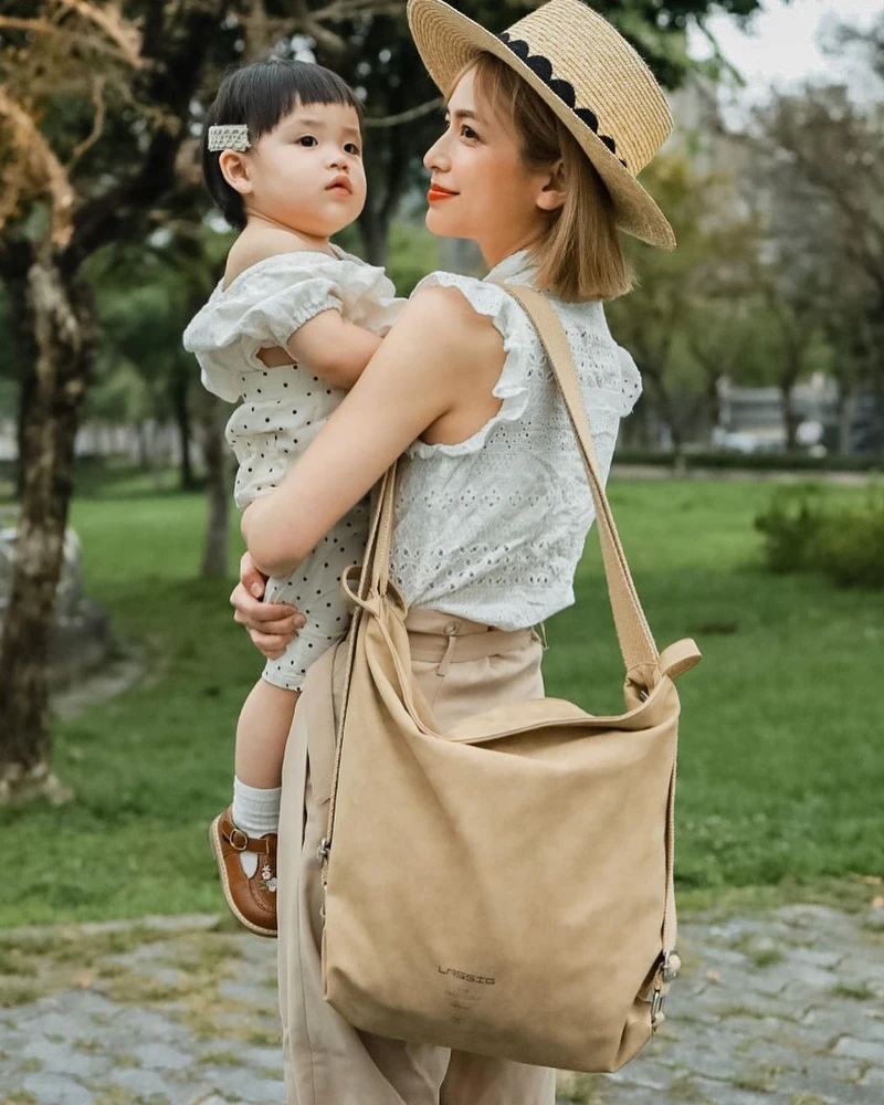 Keira凱拉以純色質感皮革2WAY媽媽包搭配同色系草帽、卡其西裝褲,展現簡約時髦的日常造型。 Keira凱拉以純色質感皮革2WAY媽媽包搭配同色系草帽、卡其西裝褲,展現簡約時髦的日常造型。