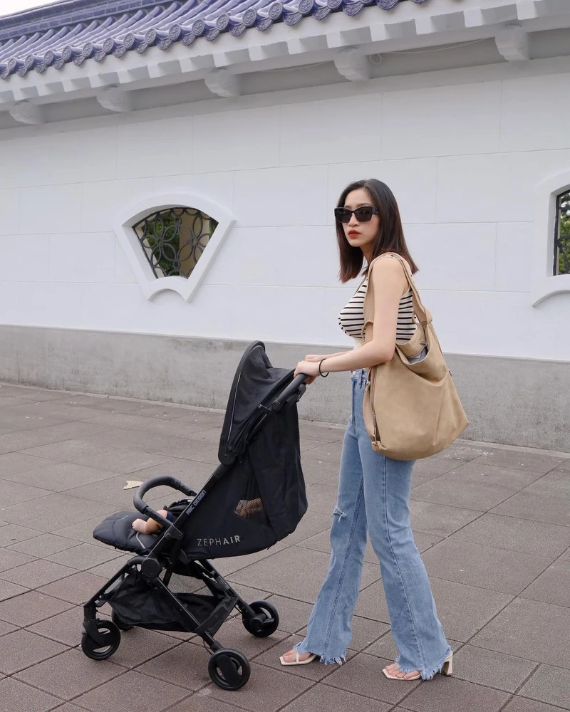 凌而則是以充滿法式風格的橫條紋背心搭配丹寧長褲,再背上純色質感皮革2WAY媽媽包搭配出優雅率性。 凌而則是以充滿法式風格的橫條紋背心搭配丹寧長褲,再背上純色質感皮革2WAY媽媽包搭配出優雅率性。