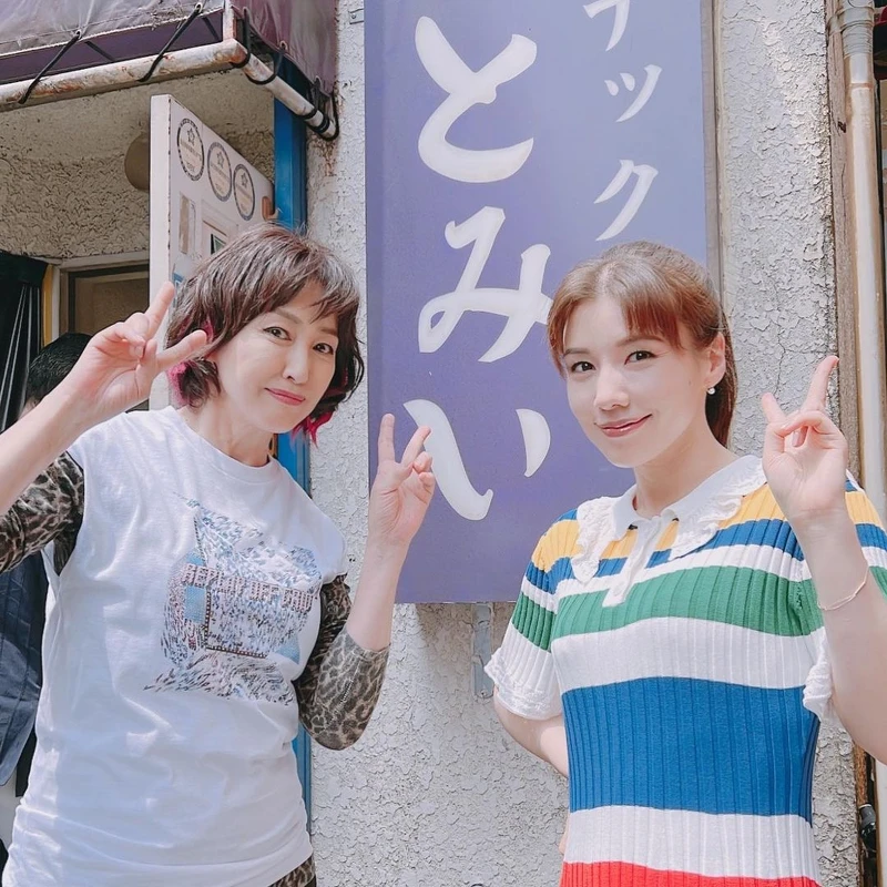 《我們離婚吧》高島禮子飾演黑澤媽(左)