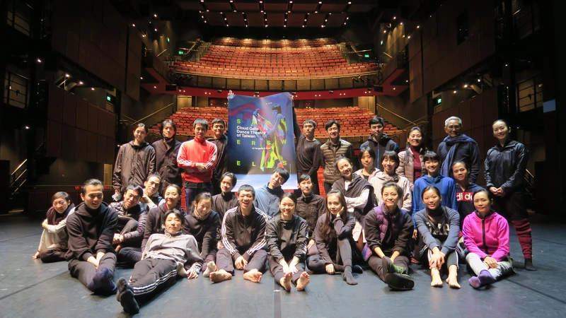 舞團於英國倫敦沙德勒之井演出《十三聲》。