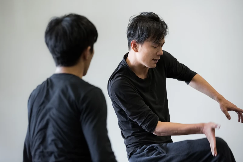 藝術總監鄭宗龍帶舞者排練(攝影/ 李佳曄)。