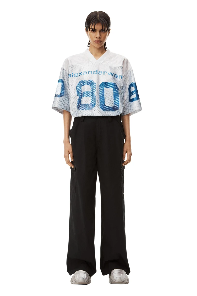 alexanderwang 亮片羅緞面料足球衫,推薦價NT29,800元(微風南山獨家)。 alexanderwang 亮片羅緞面料足球衫,推薦價NT29,800元(微風南山獨家)。