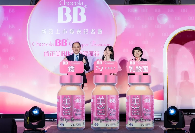 Chocola BB代言人郭雪芙(中)與衛采製藥高層共同為新品宣傳廣告進行啟動儀式。 Chocola BB代言人郭雪芙(中)與衛采製藥高層共同為新品宣傳廣告進行啟動儀式。