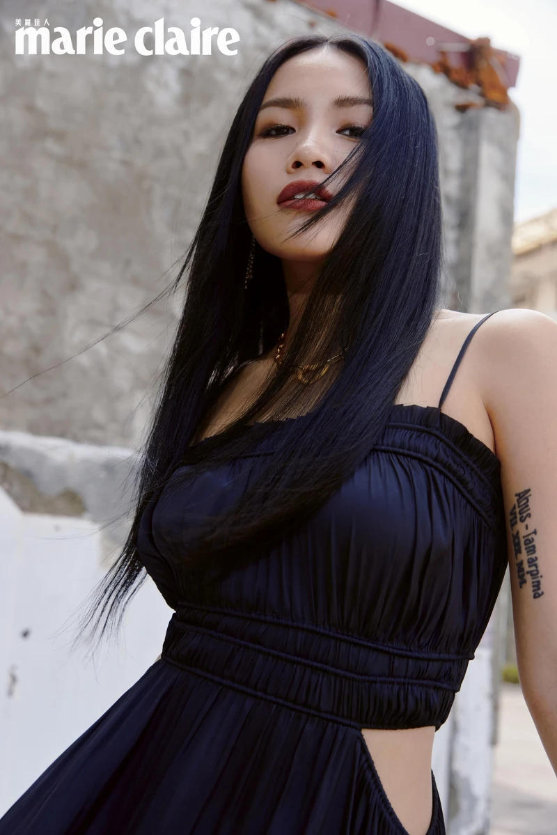 黑色鏤空洋裝、愛心項鍊，both by maje。