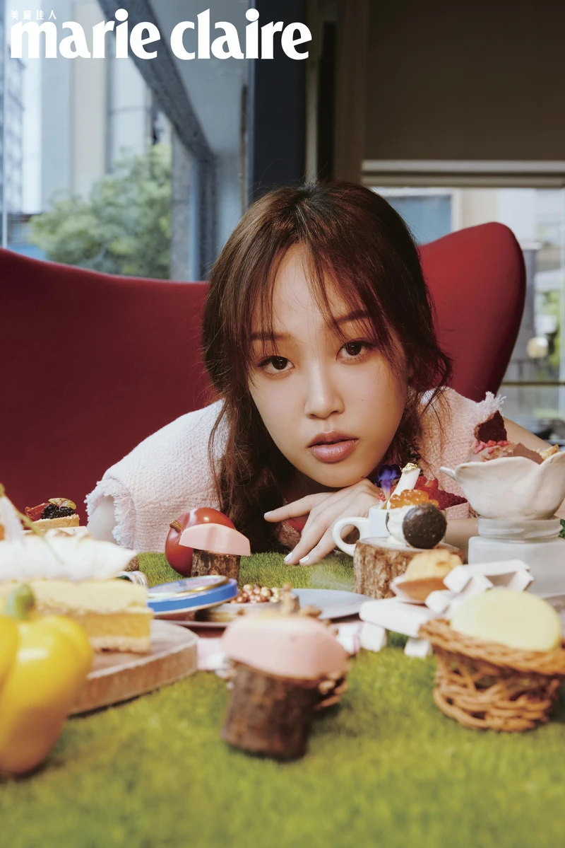 削肩背心,Off-White;粉色毛呢背心,MSGM。 削肩背心,Off-White;粉色毛呢背心,MSGM。