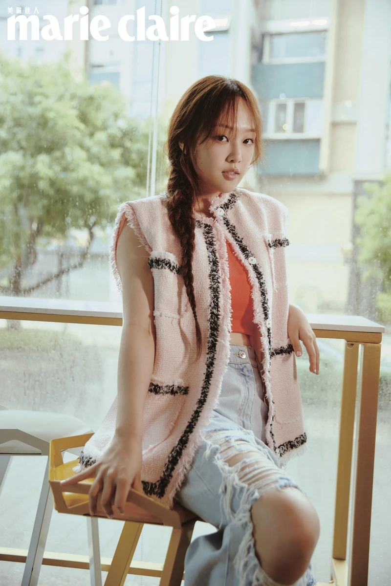 削肩背心,Off-White;粉色毛呢背心、破壞感牛仔褲,both by MSGM。 削肩背心,Off-White;粉色毛呢背心、破壞感牛仔褲,both by MSGM。