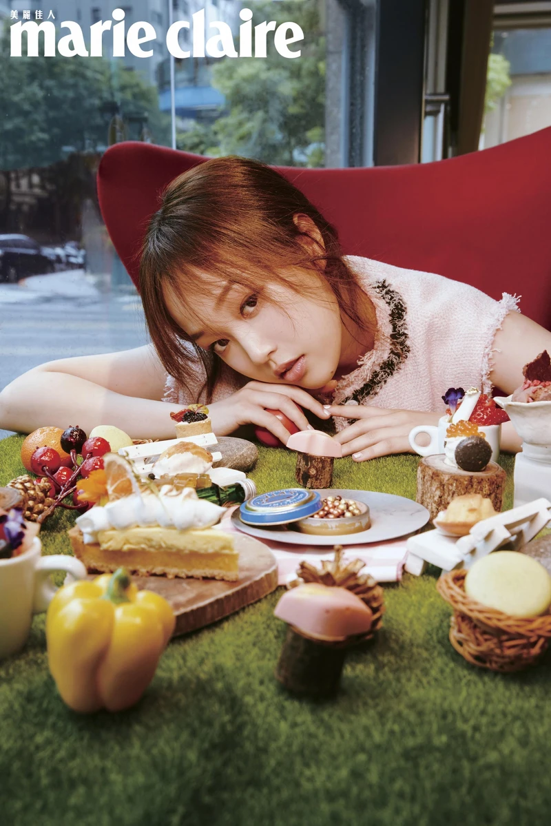 削肩背心,Off-White;粉色毛呢背心,MSGM。 削肩背心,Off-White;粉色毛呢背心,MSGM。