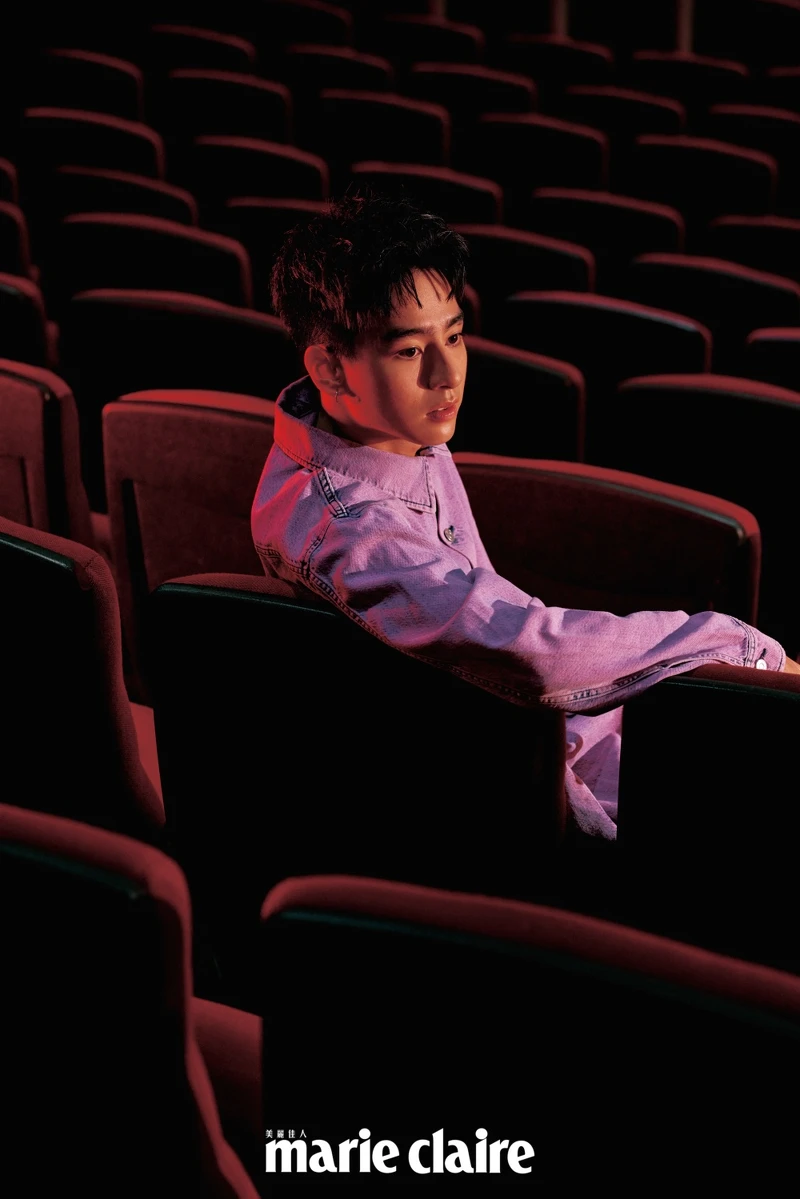 粉色刷色牛仔上衣、粉橘色牛仔短褲，all by SANDRO；襪子，Lacoste；復古運動鞋，New Balance。