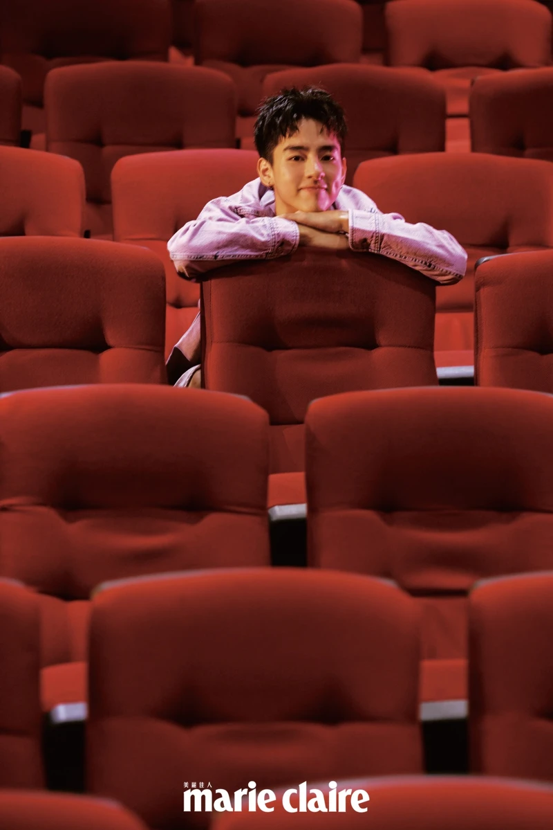 粉色刷色牛仔上衣、粉橘色牛仔短褲，all by SANDRO；襪子，Lacoste；復古運動鞋，New Balance。