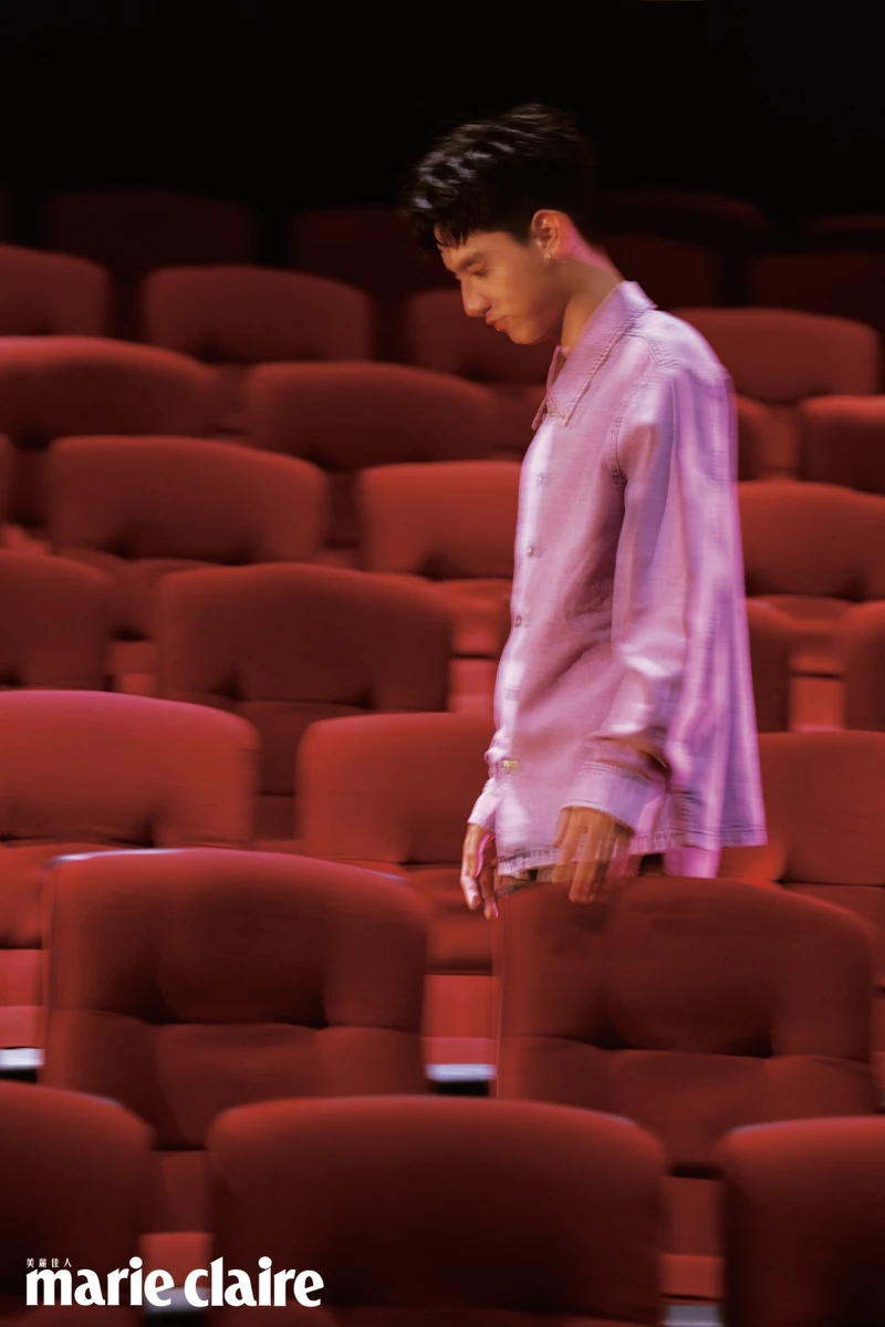 粉色刷色牛仔上衣、粉橘色牛仔短褲，all by SANDRO；襪子，Lacoste；復古運動鞋，New Balance。