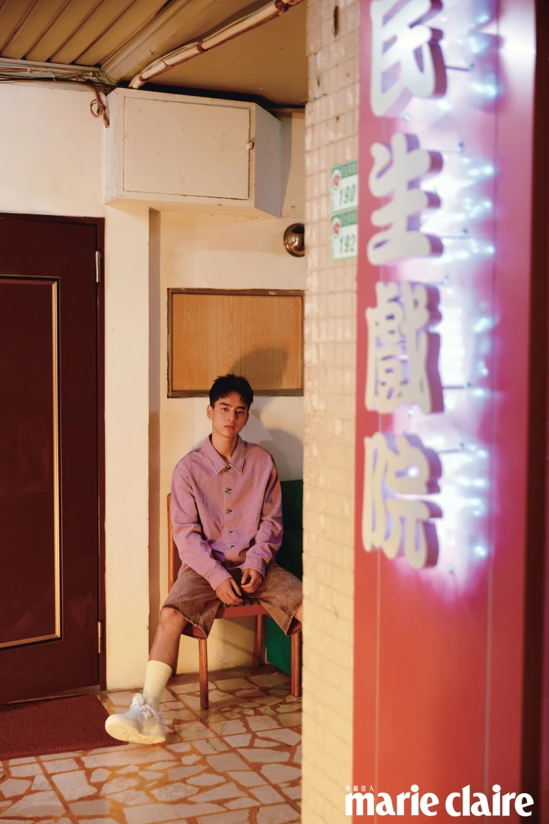 粉色刷色牛仔上衣、粉橘色牛仔短褲，all by SANDRO；襪子，Lacoste；復古運動鞋，New Balance。