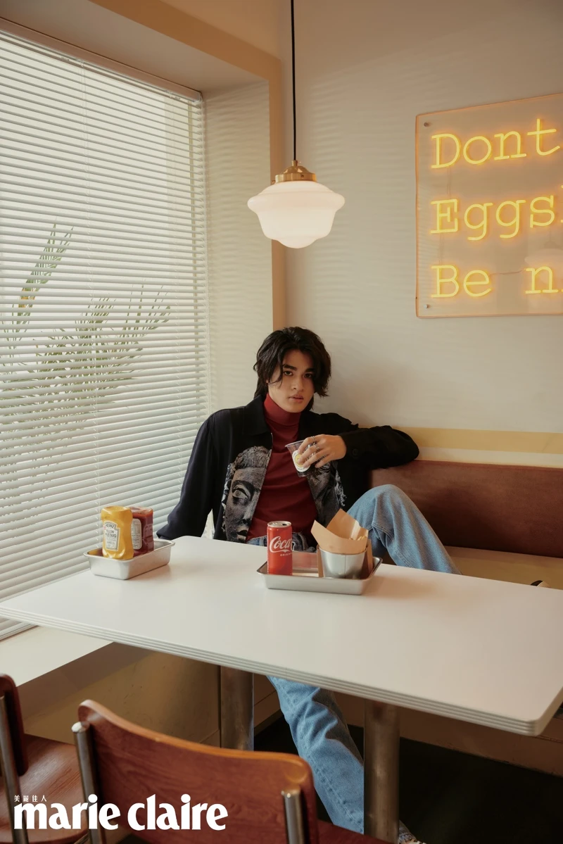 黑色印花夾克、淺藍色丹寧寬褲、黑白高筒球鞋，all by Sandro；紅色高領上衣，Dunhill。