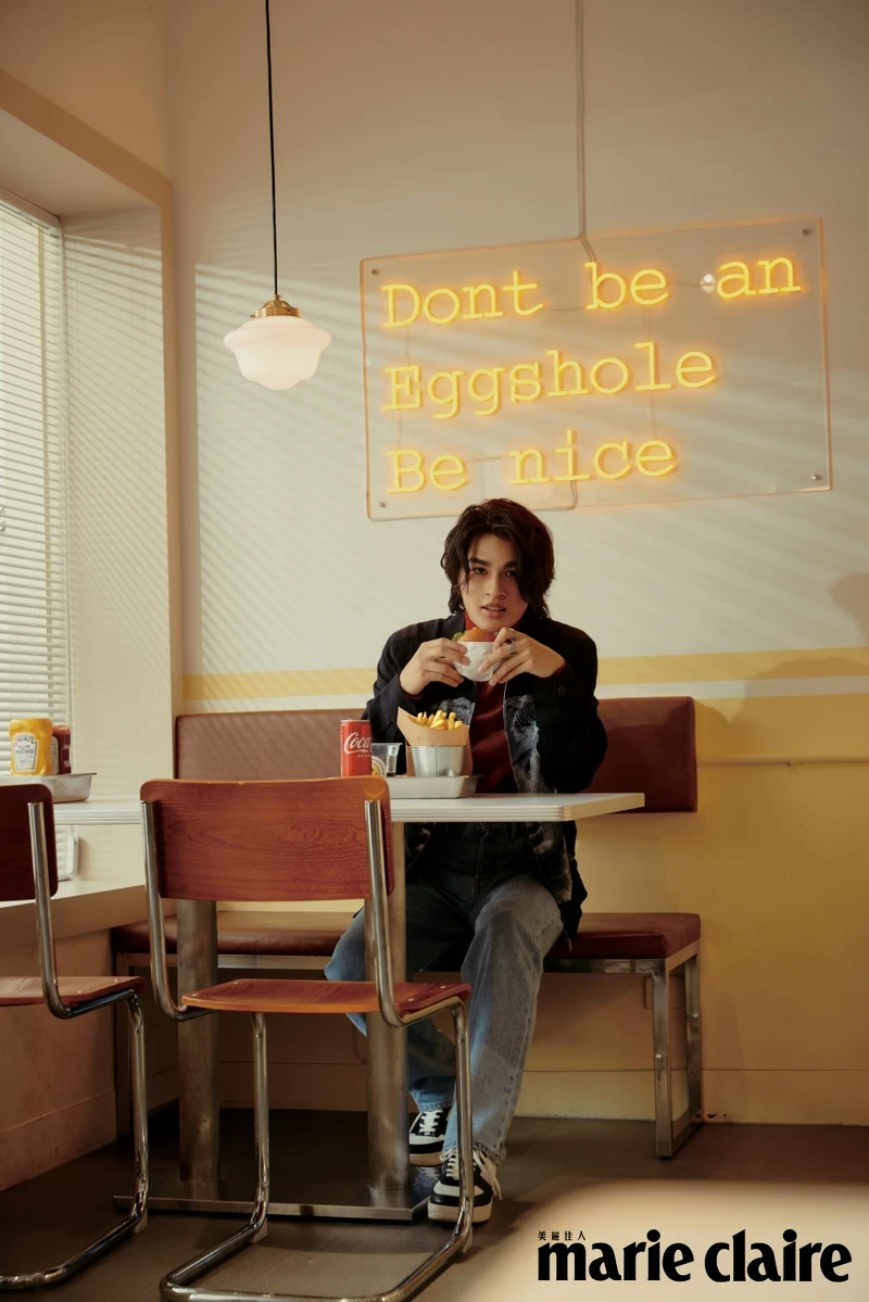 黑色印花夾克、淺藍色丹寧寬褲、黑白高筒球鞋，all by Sandro；紅色高領上衣，Dunhill。