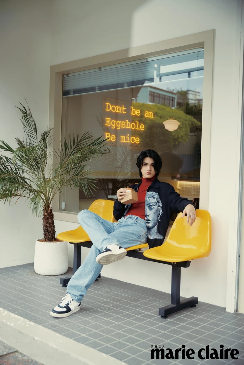 黑色印花夾克、淺藍色丹寧寬褲、黑白高筒球鞋，all by Sandro；紅色高領上衣，Dunhill。