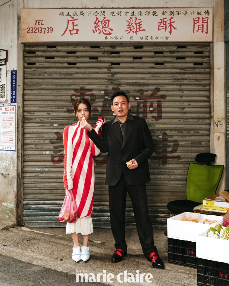 宋芸樺：紅白條紋洋裝、白色針織窄裙、淺藍色尖頭方跟皮鞋、金色橢圓耳環，all by Bottega Veneta。春風：黑色西裝外套、深灰色短袖襯衫、黑色西裝長褲，all by Fendi；紅色綁帶黑皮鞋，Dunhill。