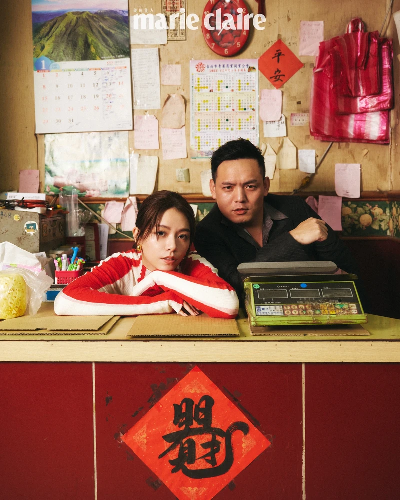 宋芸樺：紅白條紋洋裝、金色橢圓耳環，both by Bottega Veneta。春風：黑色西裝外套、深灰色短袖襯衫，both by Fendi。