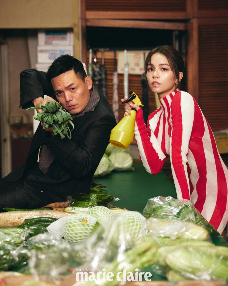 春風：黑色西裝外套、深灰色短袖襯衫、黑色西裝長褲，all by Fendi。宋芸樺：紅白條紋洋裝、白色針織窄裙、金色橢圓耳環，all by Bottega Veneta。