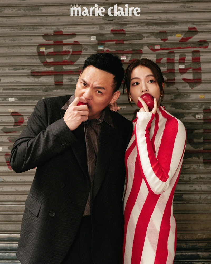 春風：黑色西裝外套、深灰色短袖襯衫、黑色西裝長褲，all by Fendi。宋芸樺：紅白條紋洋裝、白色針織窄裙、金色橢圓耳環，all by Bottega Veneta。