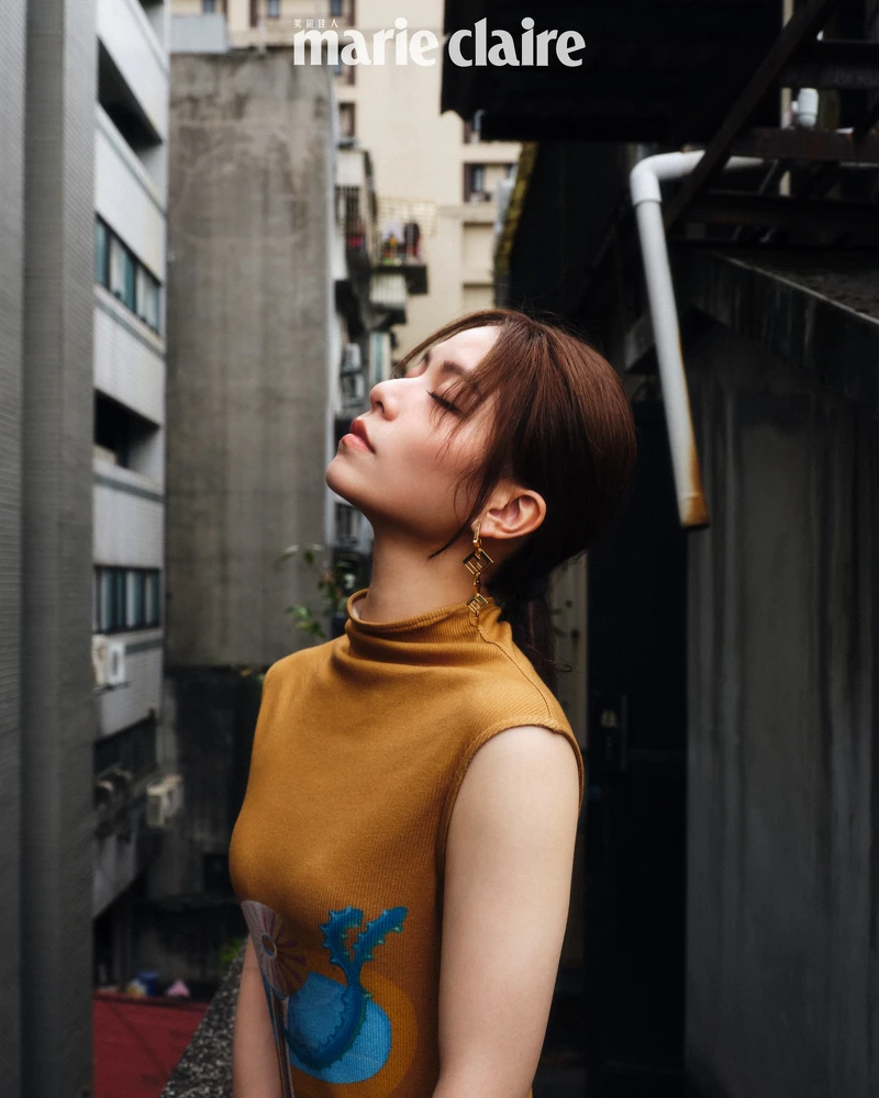 宋芸樺：駝色垂褶高領無袖長洋裝，Loewe；金色長耳環，Fendi。