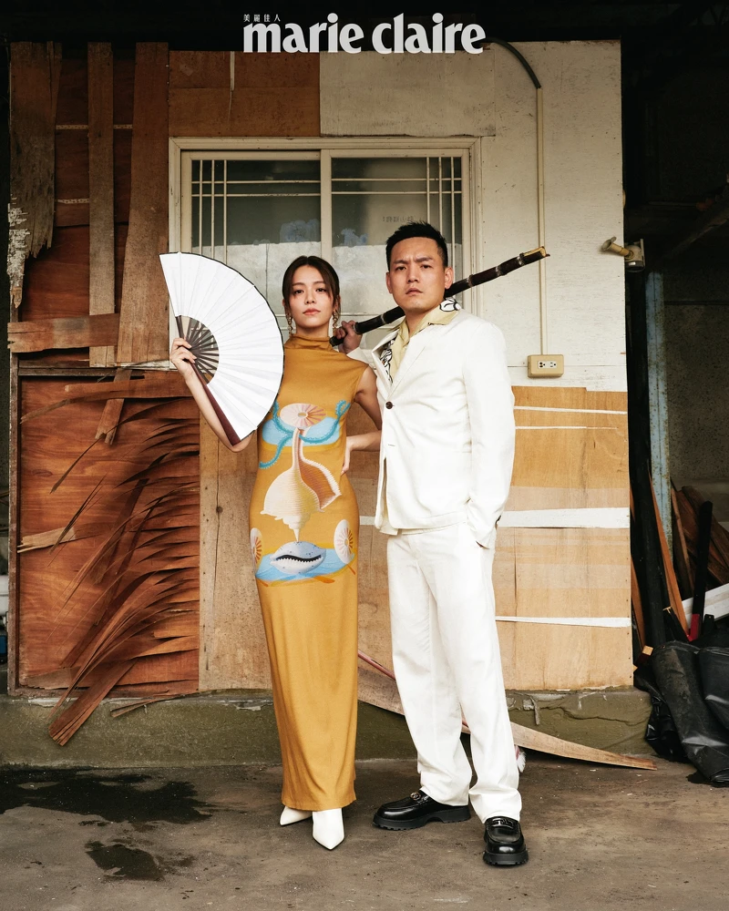 宋芸樺：駝色垂褶高領無袖長洋裝，Loewe；金色長耳環、白色皮革高跟靴，both by Fendi。春風：白色西裝外套、印花短袖襯衫、白色西裝長褲，all by Prada；黑色皮革樂福鞋，Fendi。