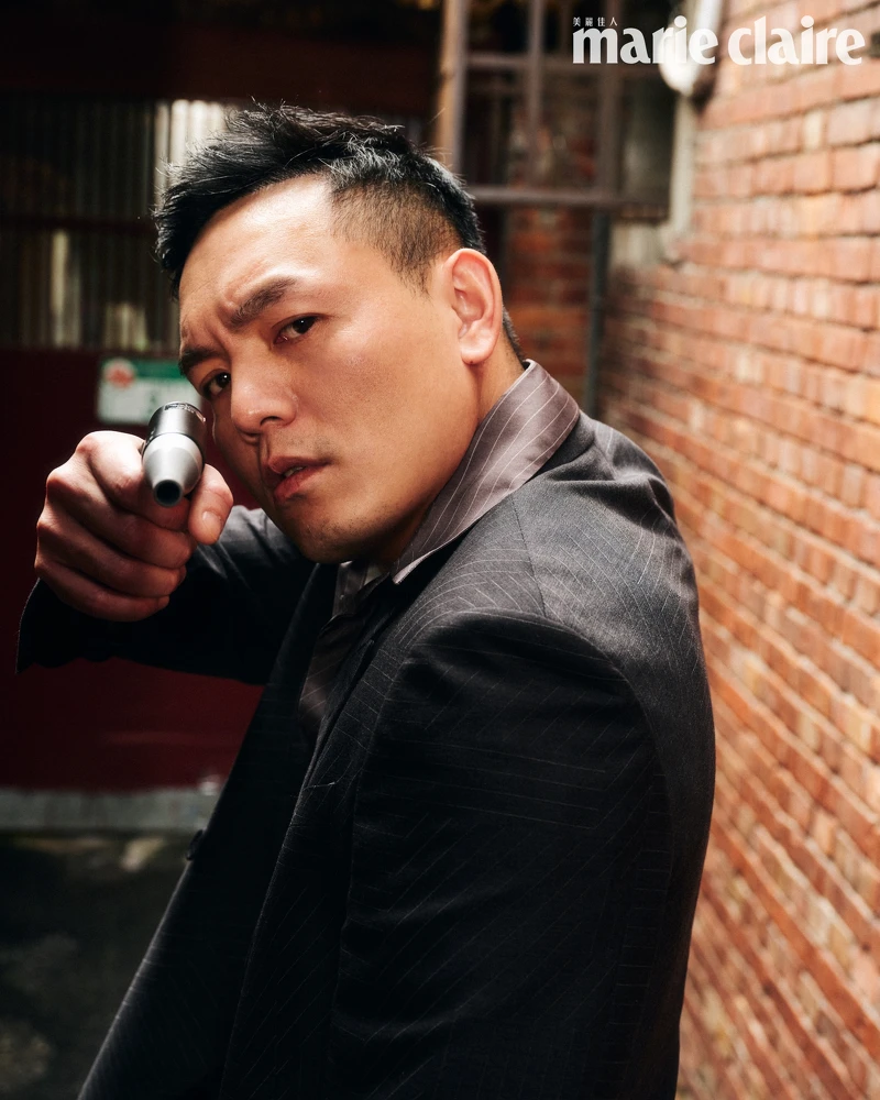 春風：黑色西裝外套、深灰色短袖襯衫，both by Fendi。