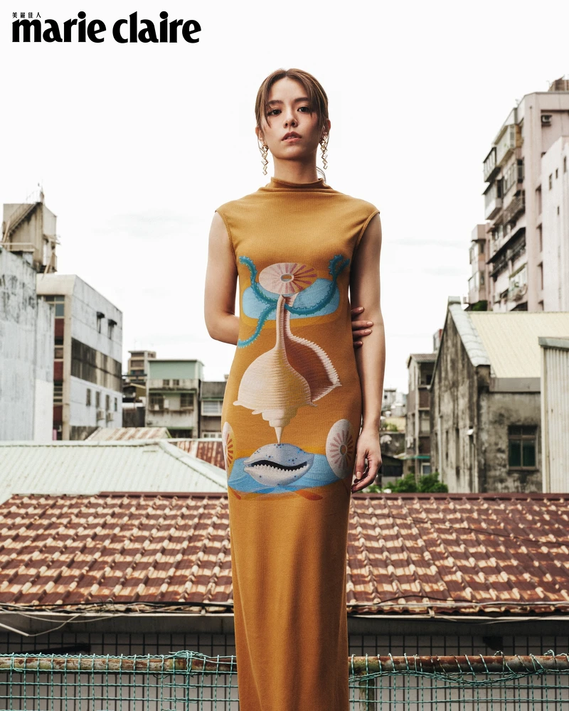 宋芸樺：駝色垂褶高領無袖長洋裝，Loewe；金色長耳環，Fendi。