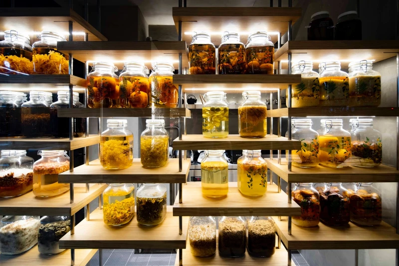 餐廳一隅有團隊自製的熟成、發酵食材。（Photo by 劉振祥）