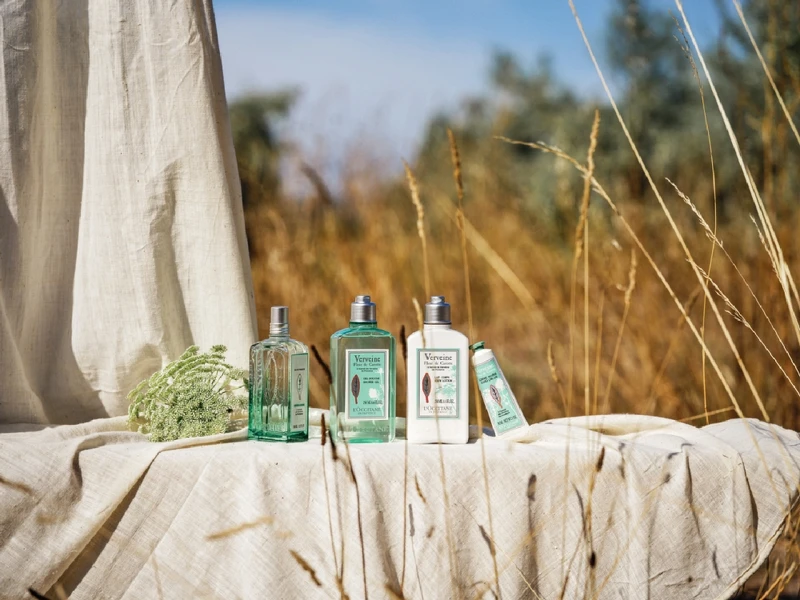 L’OCCITANE蕾絲花馬鞭草限量香氛系列情境照。