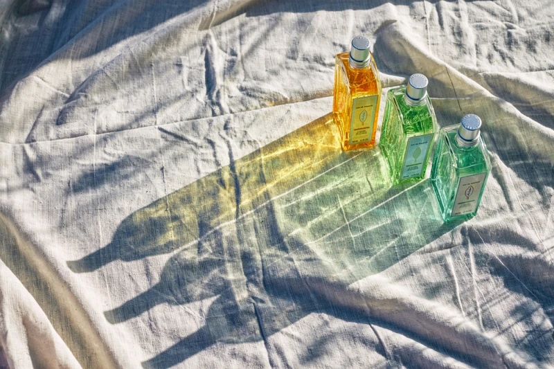 L’OCCITANE馬鞭草限量香氛系列淡香水情境照。