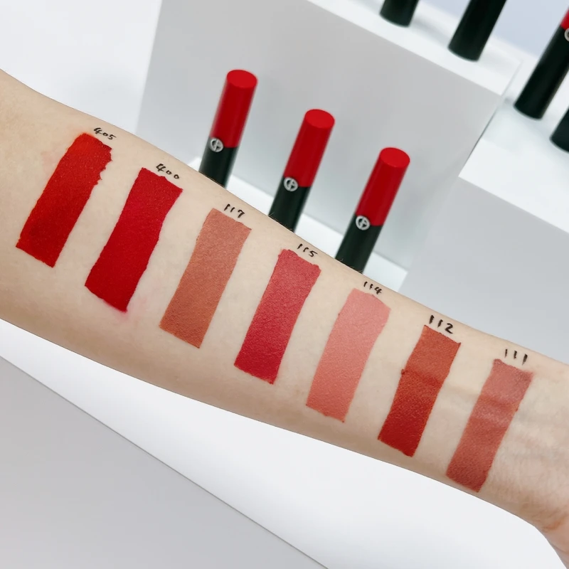 亞曼尼奢華絲絨訂製唇膏手部試色。