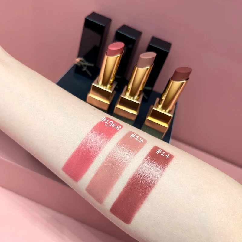 YSL奢華緞面釉惑唇膏赤裸宣言系列手部試色。