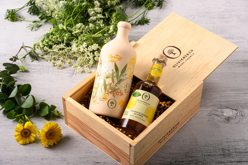  O&Co. 推出最新夏日限定包裝橄欖油。