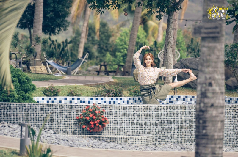 《光開門就很忙了》陳意涵跳進泳池中當背景歡迎客人