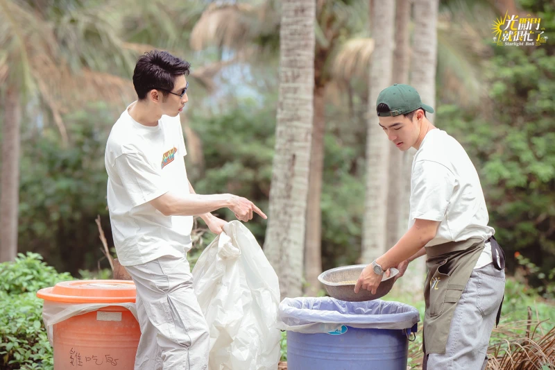 《光開門就很忙了》章廣辰、陳昊森一同整理民宿、房務談心