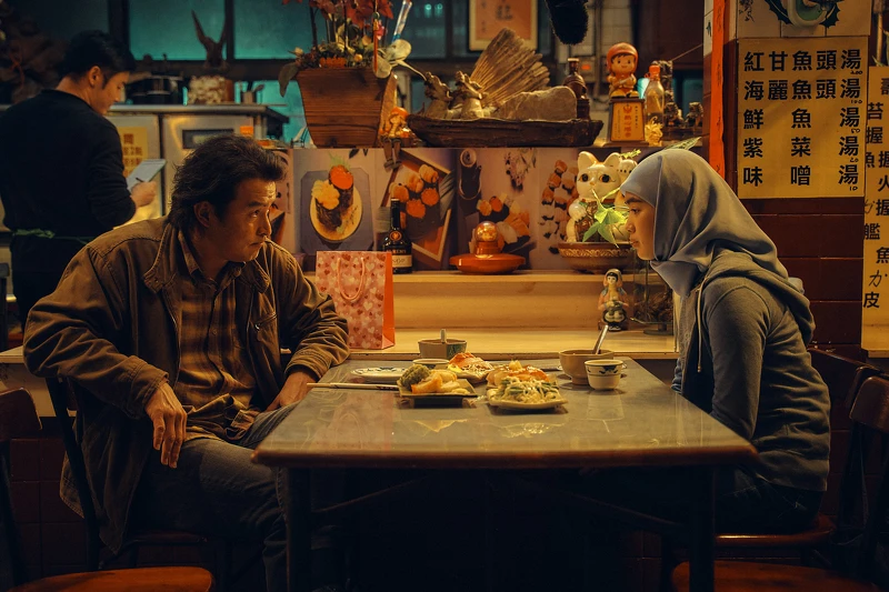 《八尺門的辯護人》李銘順挑戰詮釋油條正義感大叔,與雷嘉汭飾演印籍幫傭擦出感情火花 《八尺門的辯護人》李銘順挑戰詮釋油條正義感大叔,與雷嘉汭飾演印籍幫傭擦出感情火花