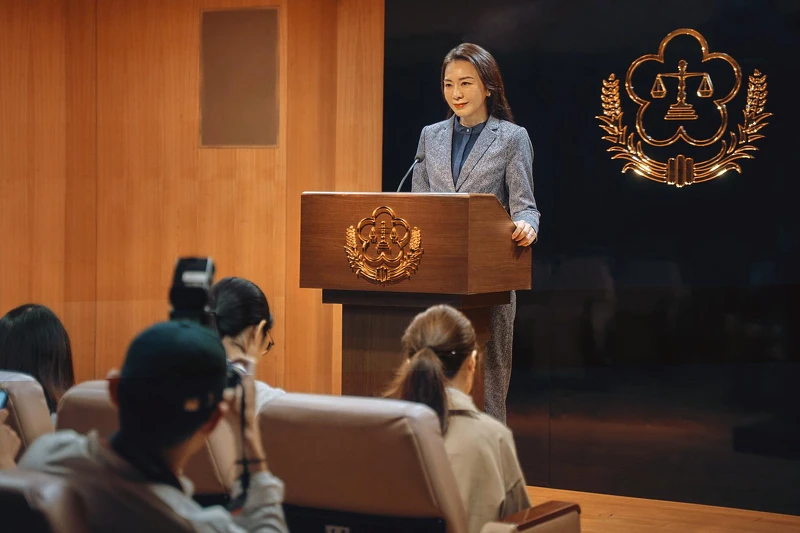 《八尺門的辯護人》法務部長陳令秋(潘儀君 飾)主持記者會 《八尺門的辯護人》法務部長陳令秋(潘儀君 飾)主持記者會