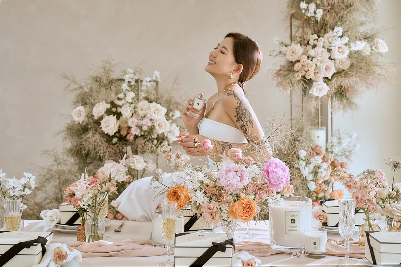 花藝師陳艾琳在Jo Malone London婚芳盛宴佈置與罌粟花與大麥香氣裡享受幸福的美好。