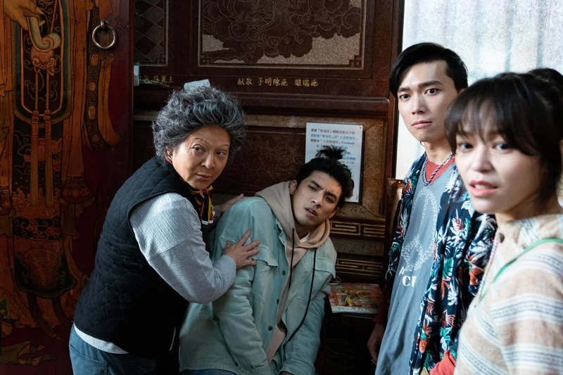 《地獄里長》林哲熹（左二）劇中每天黃昏時刻就會體虛「見鬼」，左起為王彩樺、楊傑宇、盛平