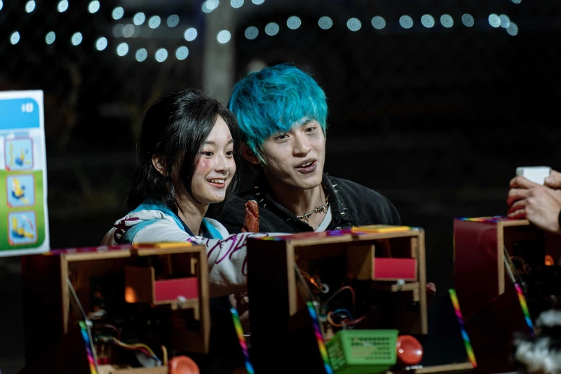 《地獄里長》林暉閔（右）、邵奕玫劇中大談戀愛