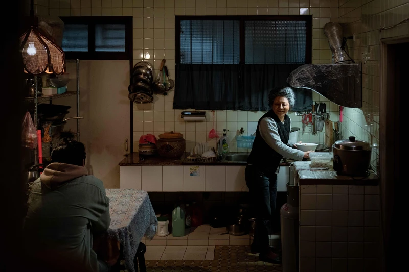 《地獄里長》王彩樺（右）劇中為孫子林哲熹準備宵夜卻遭不耐煩頂撞