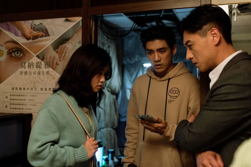 《地獄里長》林哲熹（中）劇中撿到死者手機，接到來自死者男友的電話，左為嚴正嵐，右為鄭人碩